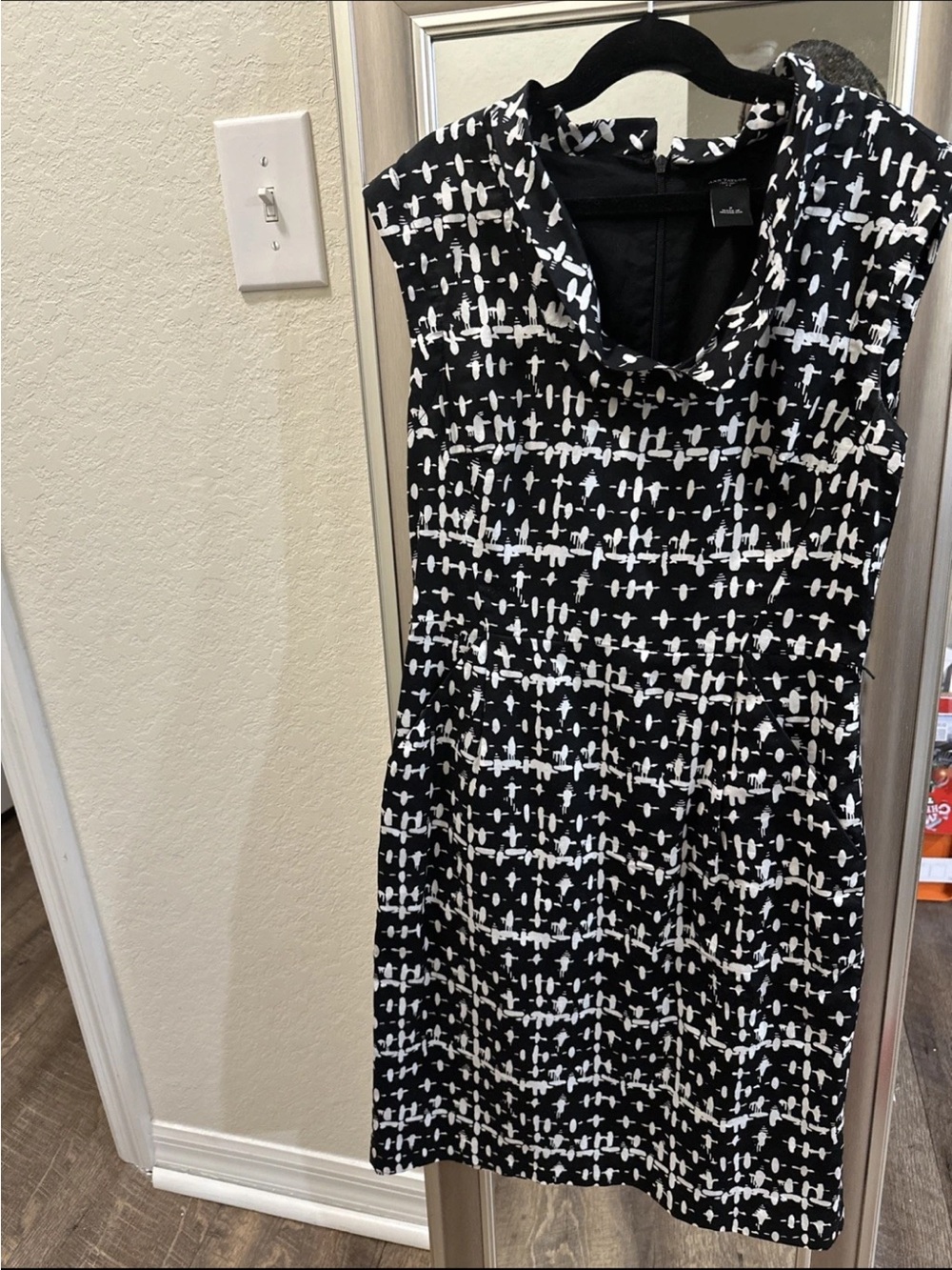 Ann Taylor Black & White Patterned Sleeveless Dress- size 2 - Picture 5 of 8